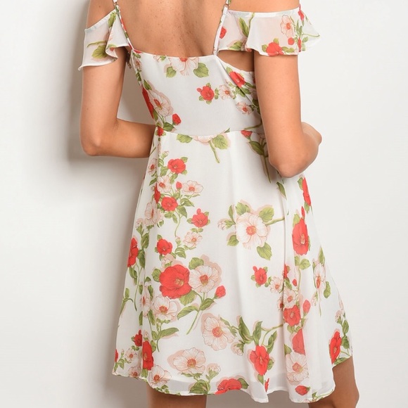 💕Beautiful & Fun Floral Summer Dress💕 - Picture 4 of 7